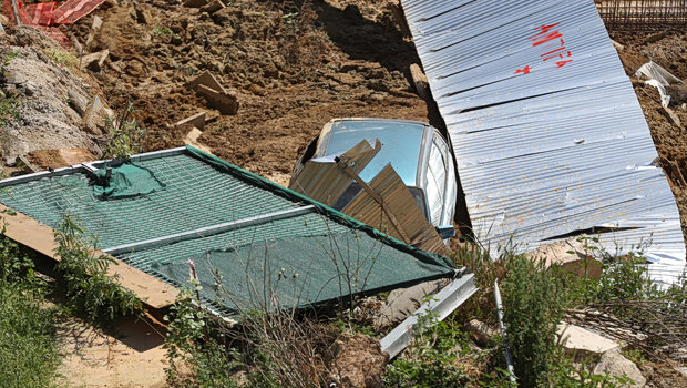 Η στιγμή που αυτοκίνητο πέφτει στο κενό από την κατάρρευση τοιχίου - μια σύλληψη