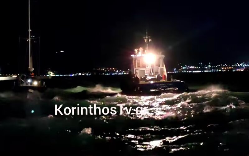 Ιστιοφόρο στον κορινθιακό έμεινε ακυβέρνητο λόγω μηχανικής βλάβης - καρέ καρέ η διάσωση των επιβαινόντων