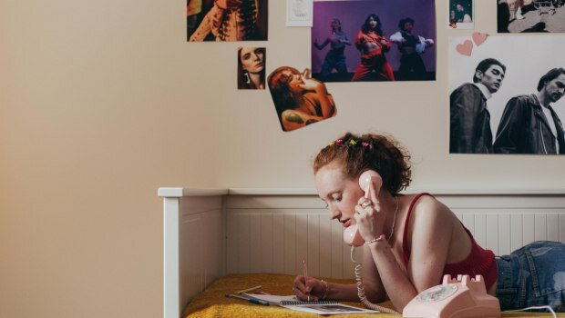 «τα παιδιά δεν είναι καλά» - η gen z παραμένει στο παιδικό δωμάτιο και ξοδεύει όλο και λιγότερο