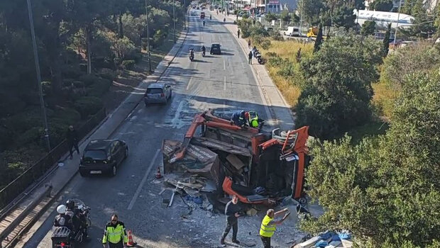 Ντελαπάρισε φορτηγό στη βουλιαγμένη - σημειωτόν τα αυτοκίνητα στο λεκανοπέδιο
