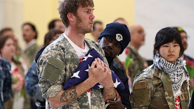 «τερματίστε τον πόλεμο στο ιράν» - αντιπολεμική διαδήλωση βετεράνων στο κάπιτολ χολ - πάνω από 60 συλλήψεις