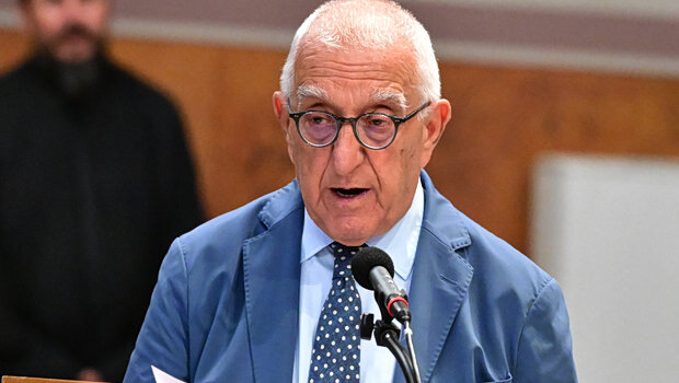 «θα πρέπει να σου πω οριστικά καληνύχτα» - ο συγκλονιστικός επικήδειος του νικήτα κακλαμάνη στην κηδεία της μά