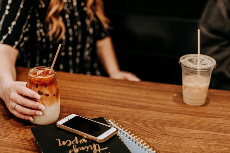 «the iced coffee debate»: μπορεί ένας παγωμένος καφές να καθορίσει την επαγγελματική σου σταδιοδρομία;