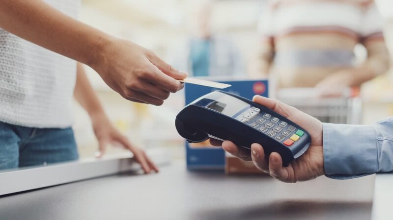 Θεοδωρικάκος: Πλαφόν στις τραπεζικές χρεώσεις για κάρτες και καταναλωτικά δάνεια