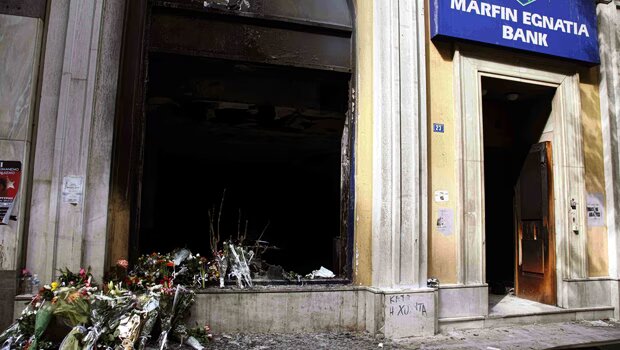 Αθώα δηλώνει η 46χρονη για τη marfin και επιστρέφει στην ελλάδα - την τρίτη απολογούνται οι συλληφθέντες
