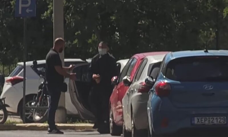 Στην ευελπίδων οι γονείς του νεκρού βρέφους στη κυψέλη και ο 26χρονος αφγανός - η μεταγωγή τους