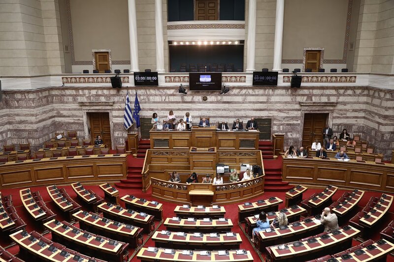 Στην ολομέλεια της βουλής συζητείται η αναθεώρηση του συντάγματος - η διαδικασία
