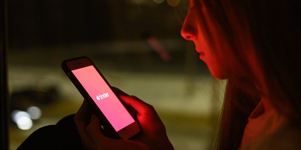 Το Tinder μάχεται να επανακτήσει την εμπιστοσύνη των χρηστών με νέες λειτουργίες AI