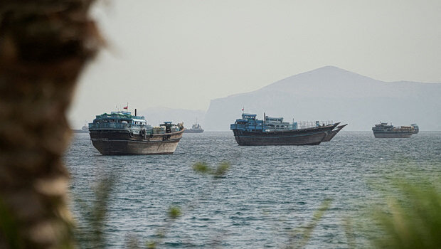 To ιράν εκτοξεύει πυραύλους εναντίον πλοίων στα στενά του ορμούζ