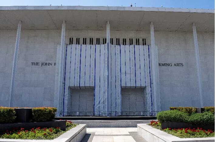 «το κέντρο κένεντι στα πρόθυρα πτώχευσης και κλεισίματος»