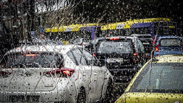 Στο «κόκκινο» η κίνηση στους δρόμους της αττικής  – επιδεινώνει την κατάσταση η βροχή