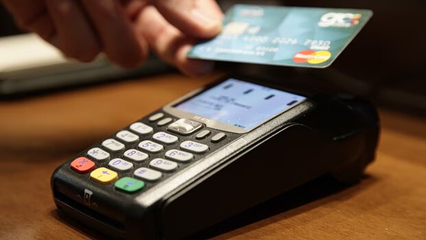 Στο μικροσκόπιο τα φοροκίνητρα για τις ηλεκτρονικές συναλλαγές