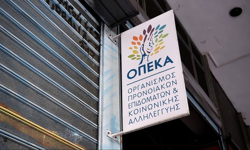 «τσεκούρι» στα κοινωνικά επιδόματα: κατακόρυφη μείωση δικαιούχων και δαπανών