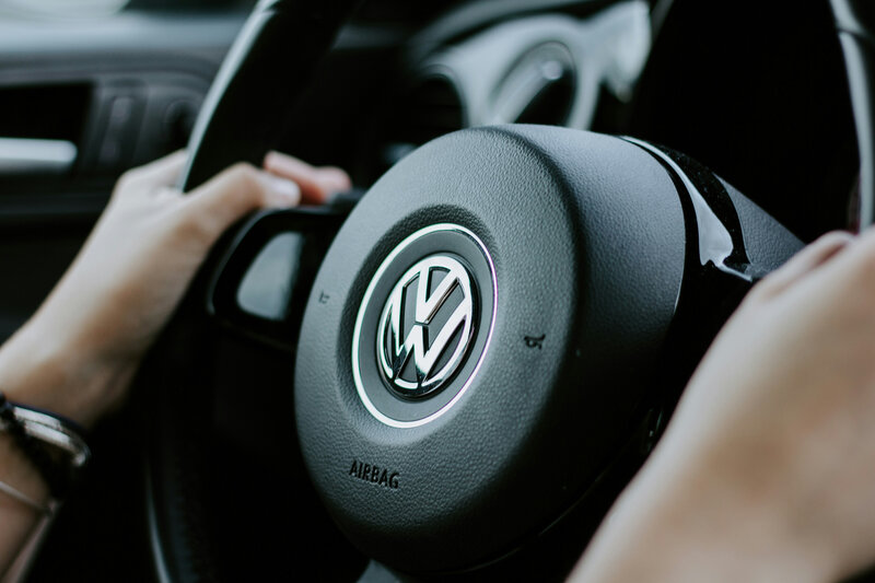Η volkswagen ανακαλεί 2,86 εκατομμύρια οχήματα vw και audi λόγω πιθανού προβλήματος στο σύστημα διεύθυνσης