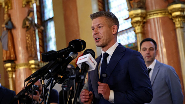 Ουγγαρία: ο νεοεκλεγείς πρωθυπουργός πέτερ μαγιάρ υπονοεί ότι ο νετανιάχου θα συλληφθεί εάν πάει στη χώρα