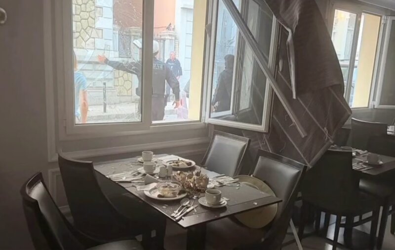 Συγκλονιστικές μαρτυρίες: «έσπασαν τα τζάμια, τα φώτα έσβησαν, παντού σκόνη» - καρέ καρέ η έκρηξη στην πλάκα