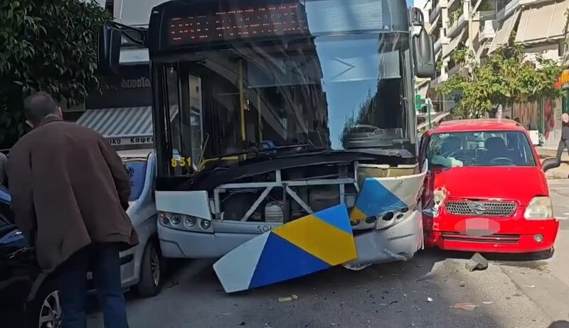 Σύγκρουση λεωφορείου με ιχ στην καλλιθέα - κλειστός ο δρόμος, στο σημείο πυροσβεστική και εκαβ
