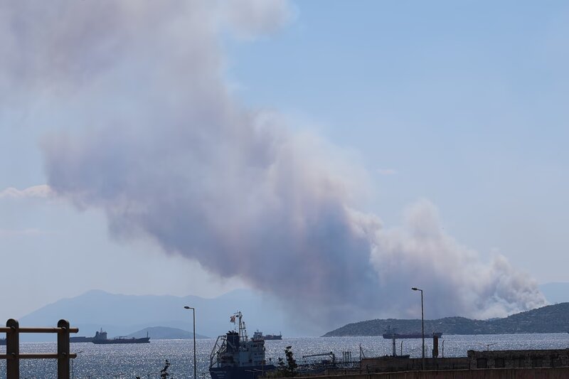 Συμφορά με δύο νεκρούς, εγκαυματίες και καμένα σπίτια στη σαλαμίνα - σε ύφεση το πύρινο μέτωπο