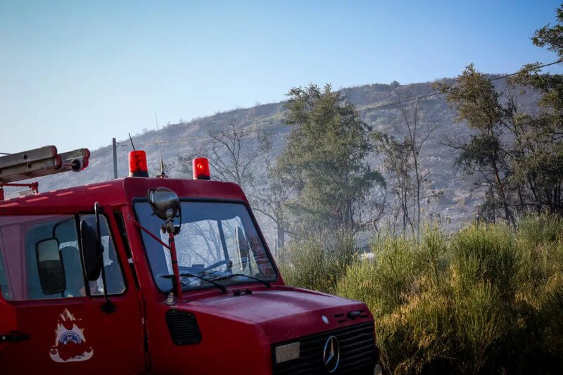 Συναγερμός στο μαρκόπουλο αττικής - πυρκαγιά σε έκταση με χαμηλή βλάστηση