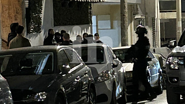 Συναγερμός στον νέο κόσμο - 55χρονος έχει ταμπουρωθεί σε διαμέρισμα αφού χτύπησε τη μητέρα του - σε εξέλιξη δρ