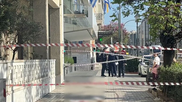 Γυναίκα έπεσε από τον δεύτερο όροφο του υπουργείου τουρισμού και σκοτώθηκε