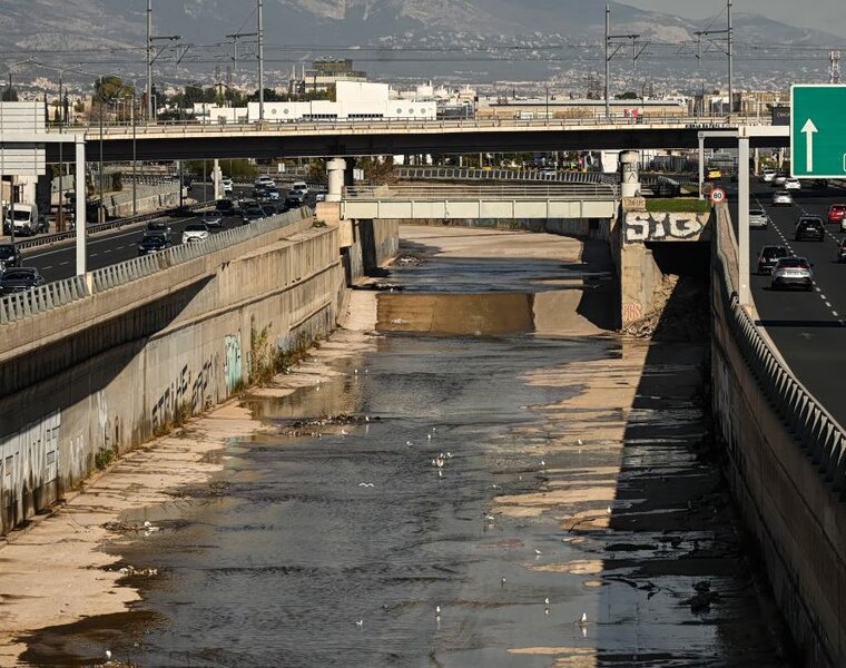 Συνεχίζεται η έρευνα για την παράνομη ρίψη βιομηχανικών αποβλήτων στον κηφισό - τρεις συλλήψεις