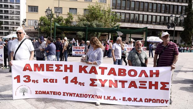 Συνταξιούχοι: προεκλογικά σενάρια για «μισή 13η σύνταξη», ενώ η φτωχοποίηση βαθαίνει