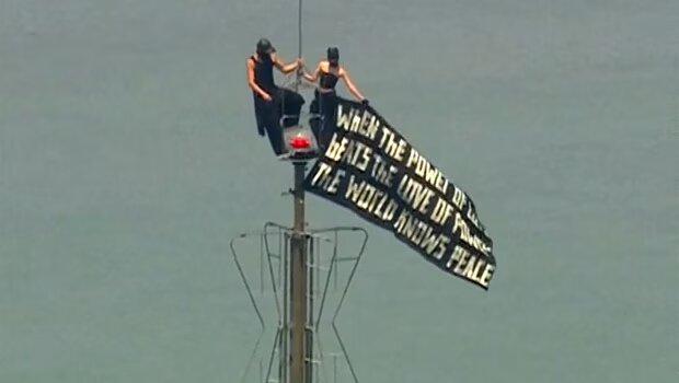 Δύο ακτιβιστές ανέβηκαν στην κορυφή του empire state building με πανό για την παγκόσμια ειρήνη