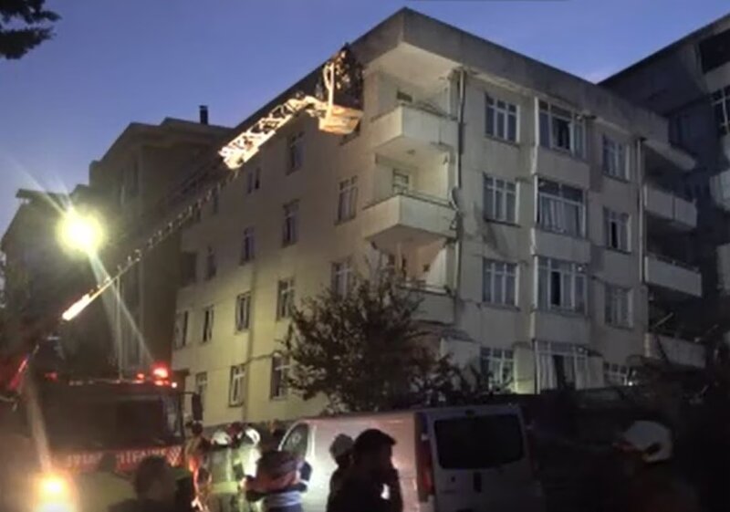 Δύο απώλειες από ξαφνική κατάρρευση πολυκατοικίας στην κωνσταντινούπολη - 1.200 κτίρια έτοιμα να πέσουν «χωρίς