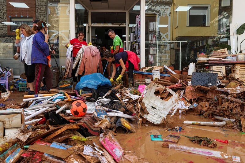 Δύο νεκροί και ένας αγνοούμενος από τις πλημμύρες στην ισπανία