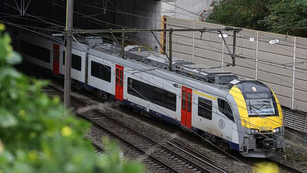Δύο τρένα ακινητοποιήθηκαν και εκκενώθηκαν εν μέσω καύσωνα στο βέλγιο - τρεις επιβάτες στο νοέκπληξηομείο